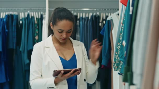 Joven Mujer Negocios Usando Tableta Digital Tienda — Vídeo de stock