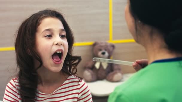 Ελέγχοντας Λαιμό Της Όμορφη Κοπέλα Ανοίγοντας Στόμα Για Την Παιδίατρο — Αρχείο Βίντεο