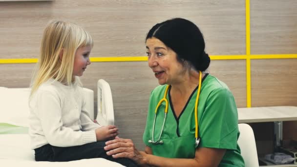 Salud Divertida Pediatra Profesional Mujer Mayor Adorable Paciente Niña Sonriendo — Vídeo de stock