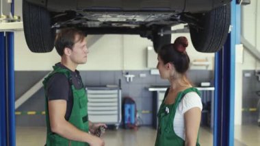 İki otomatik mekanik, gitmek-den geçerek belgili tanımlık hizmet, araba tekerleği bakım kolaylığı bak.