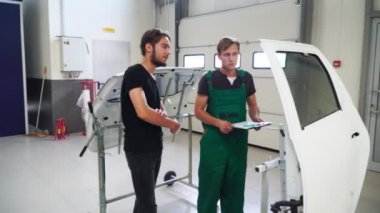 Nasıl onlar beyaz arabada kapı boyalı müşteri tamirci gösterir