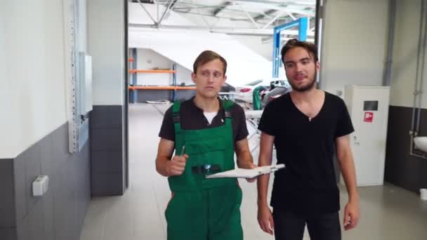 Joven Mecánico Comunica Con Cliente Servicio Auto Van Taller Pintura — Vídeos de Stock