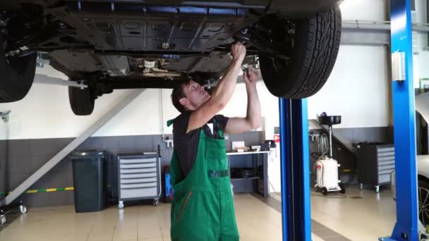 Young Guy Mechanic Green Overall Trying Repair Car — Stock Video