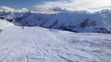 İniş dağ tepe iki Snowboard düşkünleri, çok güzel bir manzara, dağ zirveleri üzerinden karda sarılmış