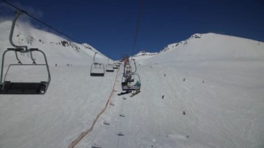 Dağın tepesine teleferik üzerinde tırmanmaya