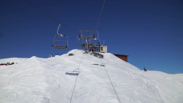 爬到山顶上的滑雪升降机 — 图库视频影像