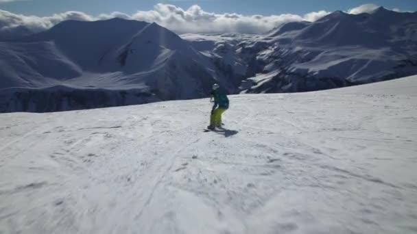 Snowboarder Conquista Encostas Montanha Uma Vista Muito Bonita Dos Picos — Vídeo de Stock