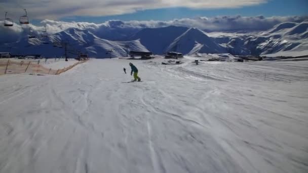 Afdaling Onderaan Snowboard Naar Het Skiresort — Stockvideo