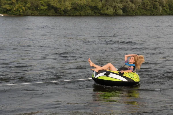Uma Menina Bonita Está Flutuando Círculo Inflável Amarrado Barco — Fotografia de Stock