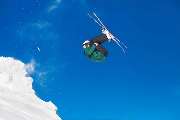 Horizontal Tiro Baixo Ângulo Profissional Freeride Esquiador Extremo Pulando Enquanto — Fotografia de Stock