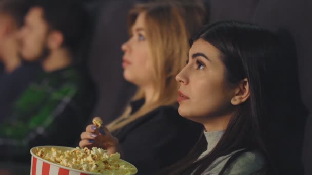 Ένα Όμορφο Κορίτσι Τρώγοντας Ποπ Κορν Και Βλέποντας Μια Ταινία — Αρχείο Βίντεο