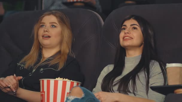 Dos Hermosas Chicas Ríen Hablan Mientras Ven Una Película Cine — Vídeos de Stock