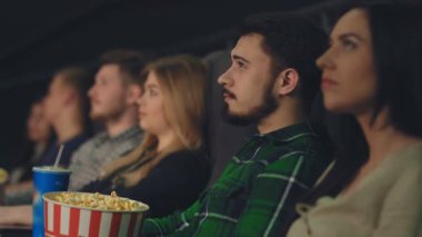 Genç bir adam güzel bir kız sinema ile iletişim kurar