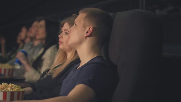 Chico Joven Con Una Chica Hablando Mientras Una Película Cine — Vídeo de stock