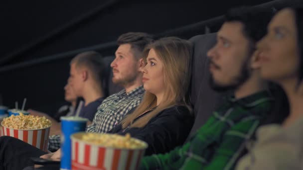 Junges Mädchen Blond Schaut Einen Film Kino Und Zeigt — Stockvideo