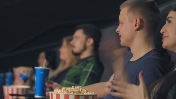 Jovem Cinema Pede Casal Que Sente Seu Lado Para Ser — Vídeo de Stock