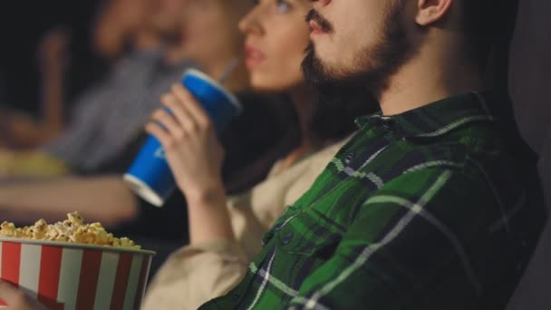 Ein Junger Mann Mit Bart Isst Popcorn Kino — Stockvideo