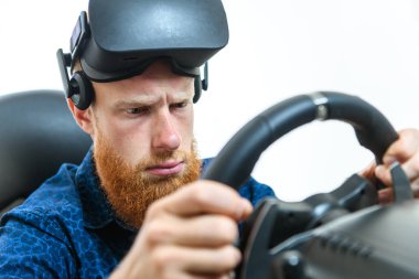 Bir genç, yakışıklı, bir mavi spor kıyafeti giyen, Yarış, bir sanal gerçeklik simülatörü çalış