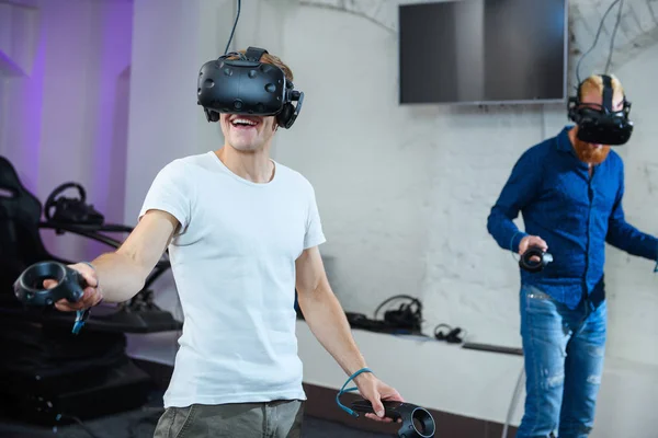 Dois Jovens Estão Jogando Óculos Realidade Virtual — Fotografia de Stock