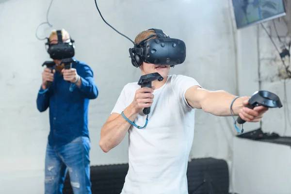 Deux Jeunes Hommes Jouent Dans Des Lunettes Réalité Virtuelle — Photo