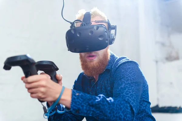 Cara Com Barba Vermelha Joga Jogos Realidade Virtual — Fotografia de Stock