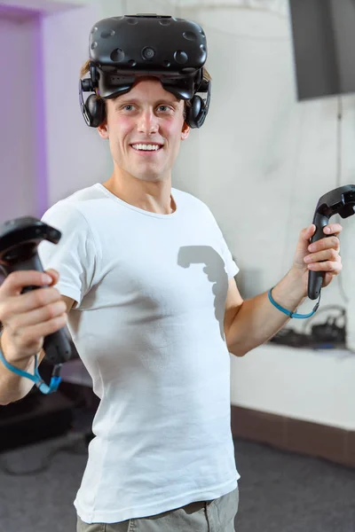 Jeune Beau Gars Joue Des Jeux Réalité Virtuelle — Photo