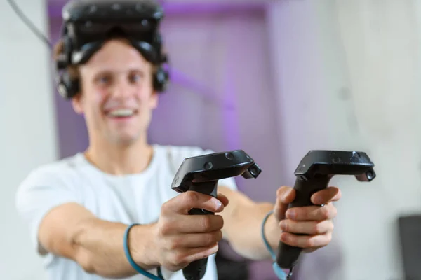 Cara Jovem Bonito Joga Jogos Realidade Virtual — Fotografia de Stock