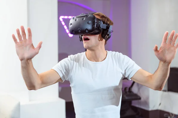 Cara Jovem Bonito Joga Jogos Realidade Virtual — Fotografia de Stock