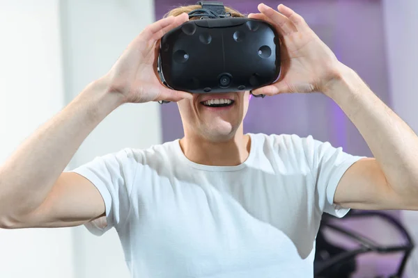 Jeune Beau Mec Habille Des Lunettes Réalité Virtuelle — Photo