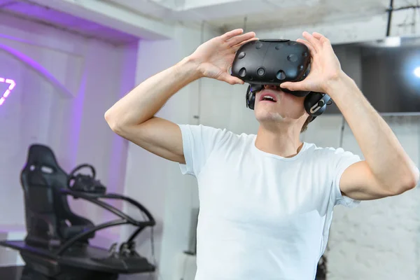 Cara Jovem Bonito Veste Óculos Realidade Virtual — Fotografia de Stock