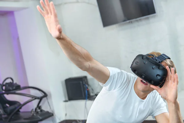 Jovem Com Uma Camiseta Branca Joga Jogos Realidade Virtual — Fotografia de Stock