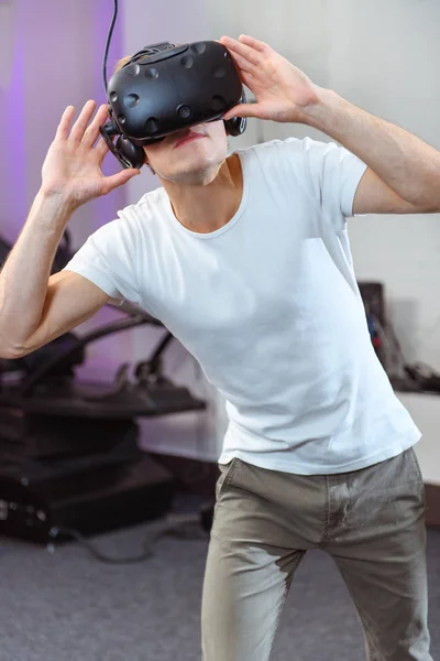 Jeune Beau Mec Habille Des Lunettes Réalité Virtuelle — Photo