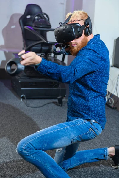 Jeune Beau Mec Costume Sport Bleu Avec Une Barbe Rouge — Photo