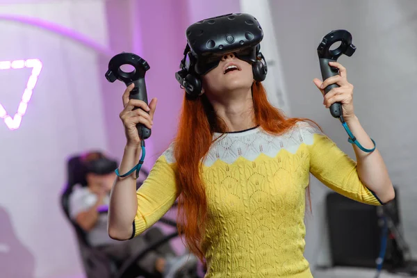 Menina Bonita Jovem Jogando Vários Jogos Com Óculos Realidade Virtual — Fotografia de Stock