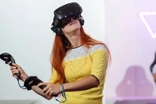 Menina Bonita Jovem Jogando Vários Jogos Com Óculos Realidade Virtual — Fotografia de Stock