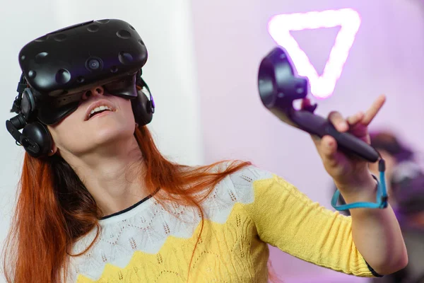 Menina Bonita Jovem Jogando Vários Jogos Com Óculos Realidade Virtual — Fotografia de Stock