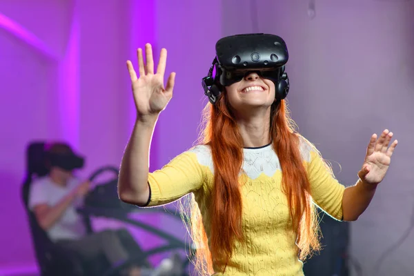 Menina Bonita Jovem Jogando Vários Jogos Com Óculos Realidade Virtual — Fotografia de Stock