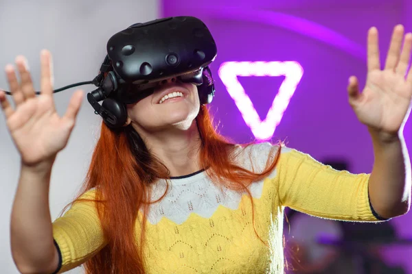 Menina Bonita Jovem Jogando Vários Jogos Com Óculos Realidade Virtual — Fotografia de Stock