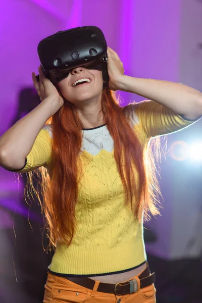 Menina Bonita Jovem Jogando Vários Jogos Com Óculos Realidade Virtual — Fotografia de Stock