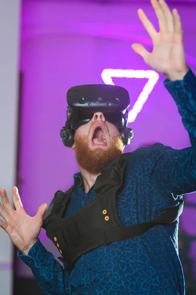 Jovem Com Uma Barba Vermelha Está Jogando Jogos Realidade Virtual — Fotografia de Stock