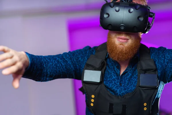 Jovem Com Uma Barba Vermelha Está Jogando Jogos Realidade Virtual — Fotografia de Stock