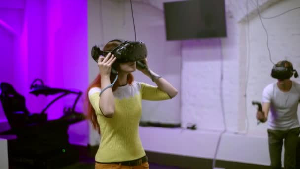 Chica Pelirroja Lleva Gafas Realidad Virtual Sumerge Mundo Realidad Virtual — Vídeos de Stock