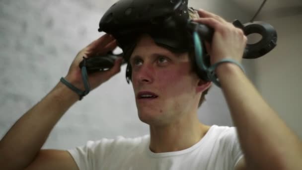 Молодой Парень Играет Игры Виртуальной Реальности Клубе — стоковое видео