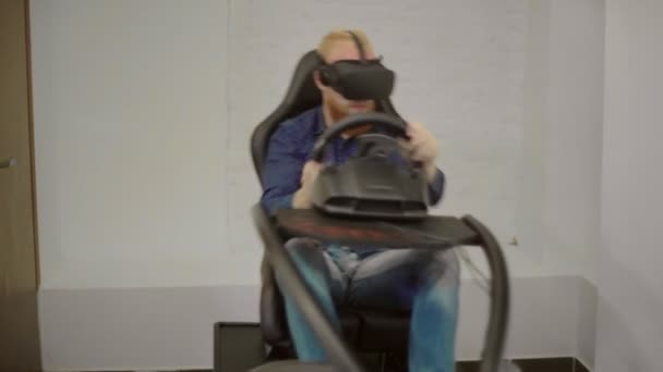 Een Jonge Kerel Speelt Racing Simulator Een Speciale Installatie Van — Stockvideo
