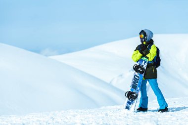 Muhteşem manzarası. Kış manzarası, dağlarda Kayak sonra dinlenme zevk bir snowboard binici atış aktivite kış sporları aşırı kavramı boşaltmak 