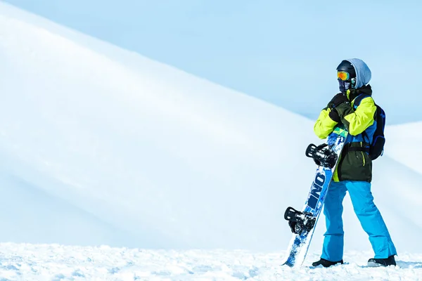 Téli Táj Teljes Hossza Lövés Egy Snowboardos Visel Snowboard Sport — Stock Fotó