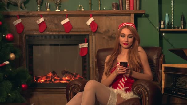 Une Belle Jeune Fille Costume Noël Est Assise Sur Une — Video