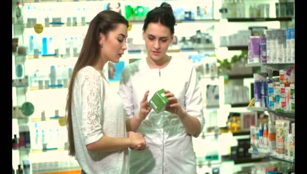 Pharmacept Κορίτσι Δείχνει Ένα Φάρμακο Έναν Υπολογιστή Πελάτη Στο Φαρμακείο — Αρχείο Βίντεο
