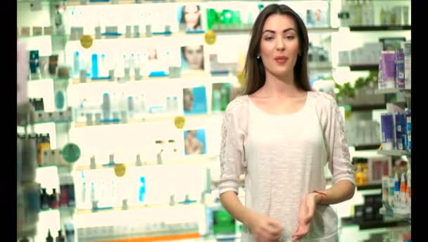 药店里的一个年轻女孩正在为她寻找合适的药物 — 图库视频影像
