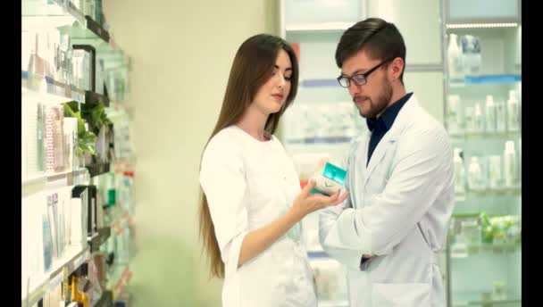 Deux Pharmaciens Homme Une Fille Bavardant Dans Une Pharmacie Dans — Video